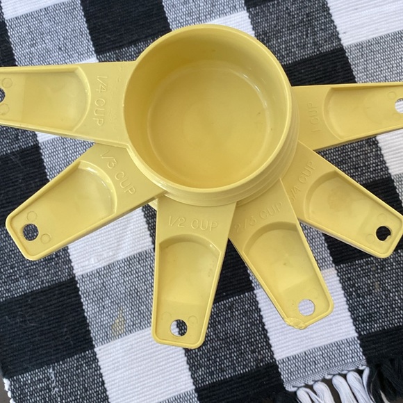 Vintage Tupperware measuring cups - Picture 3 of 3